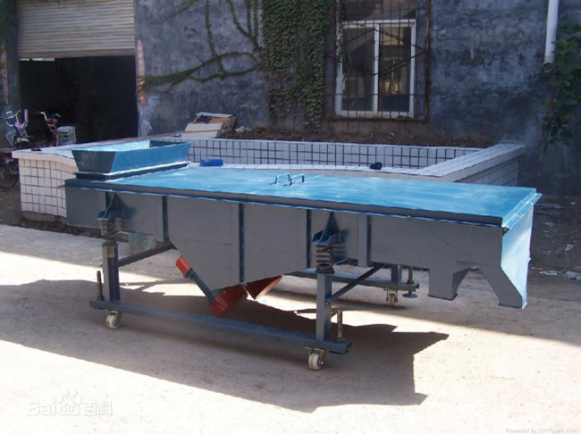 振动电机安装于直线振动筛底部 振动电机安装于直线振动筛底部.jpg